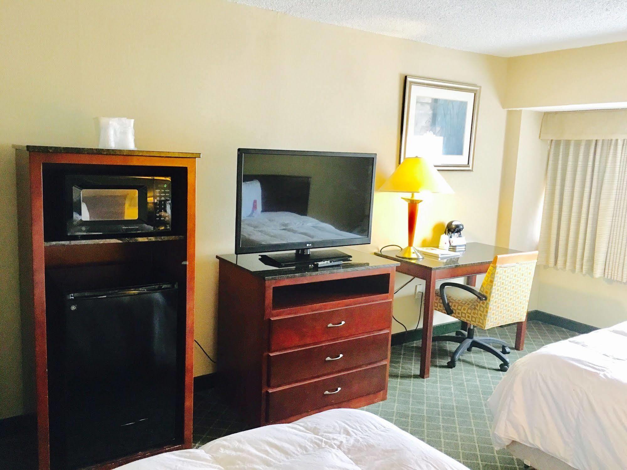 Rodeway Inn Sandston Esterno foto