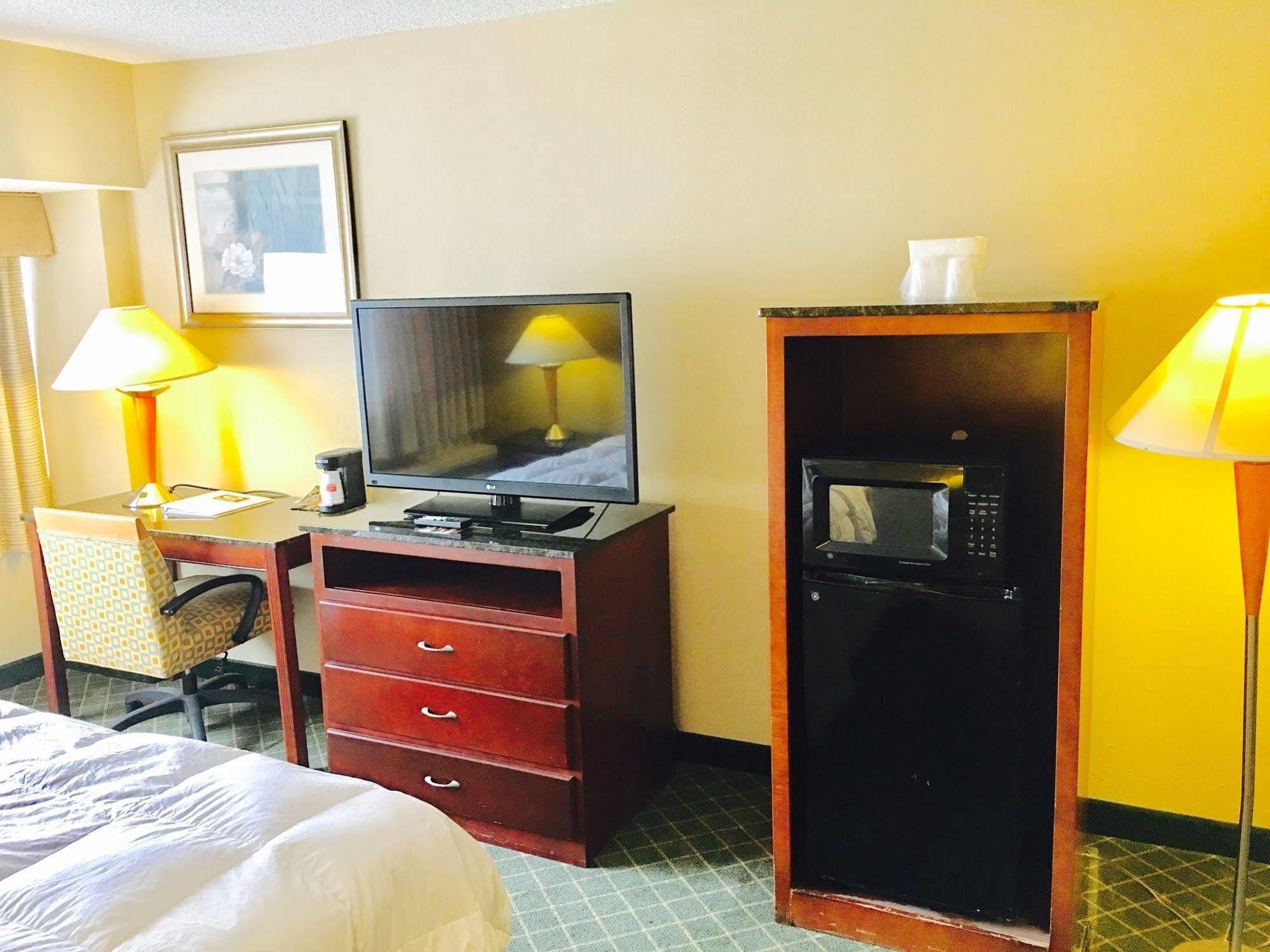 Rodeway Inn Sandston Esterno foto